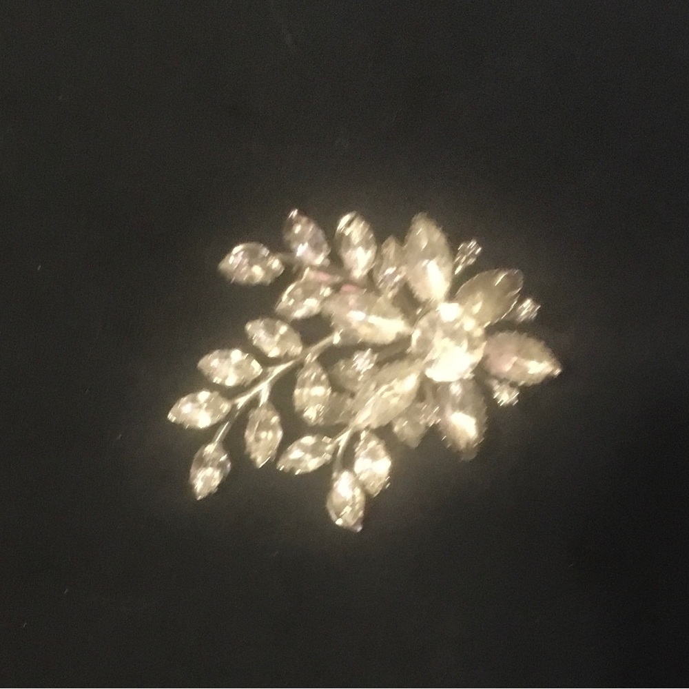 Vintage brooch with sparkly rhinestones.